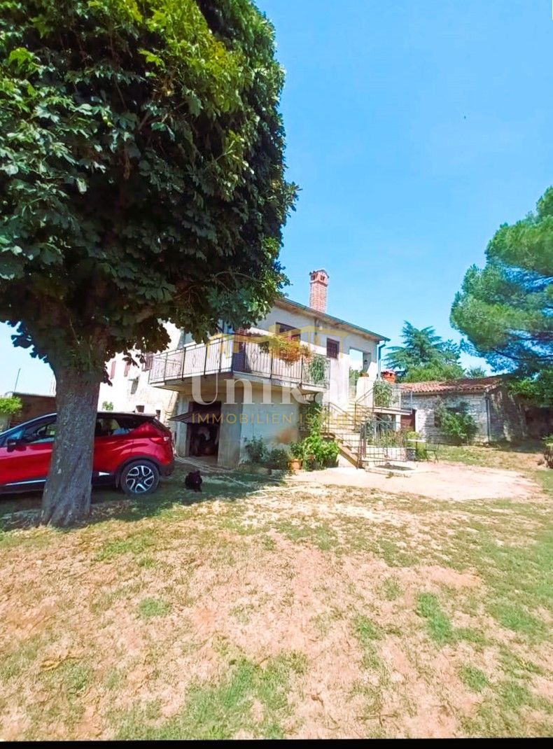 Kamnita dvojna hiša vseljiva, za obnovo